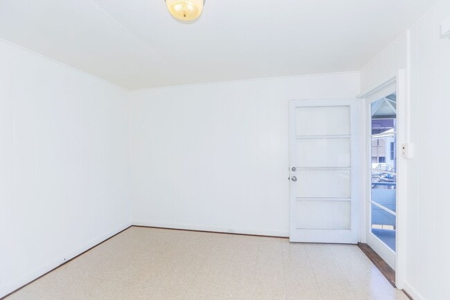 Building Photo - Waiola - upstairs 1 bedroom with 1 parking