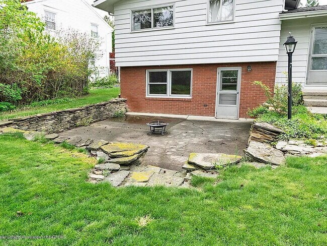 Building Photo - "Charming 3-Bed, 3-Bath Gem with Spacious 1774 Sq. Ft. in East Lansing"