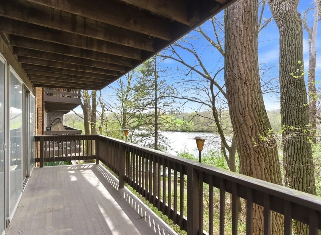 Building Photo - 5511 E Lake Dr