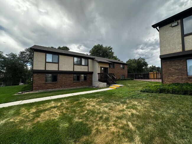 Building Photo - Available Immediately! Charming 2-Bed Cond...