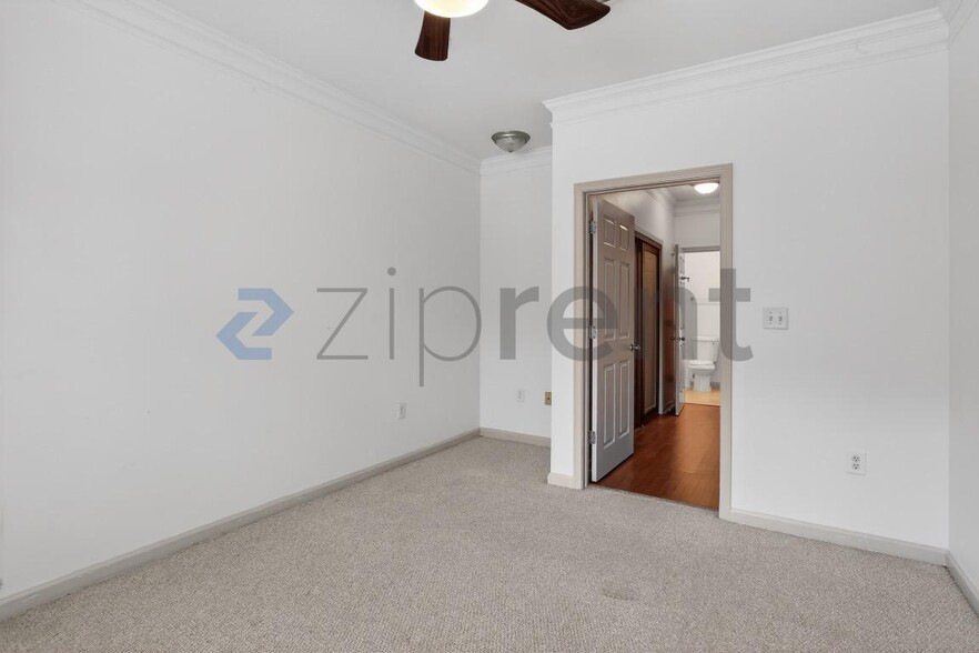 Building Photo - Unit