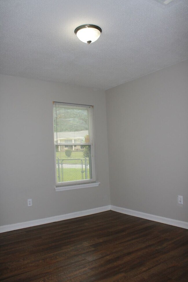 Building Photo - Charming 3BR/2BA Rental in Sand Ridge Neighbourhood