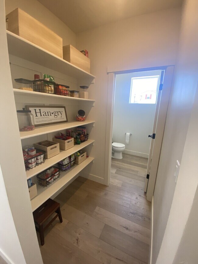 Building Photo - Breathtaking Desert Color 3 bed 2.5 bath townhome for rent!