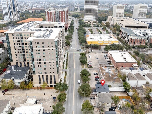 Building Photo - 1119 Waugh Dr