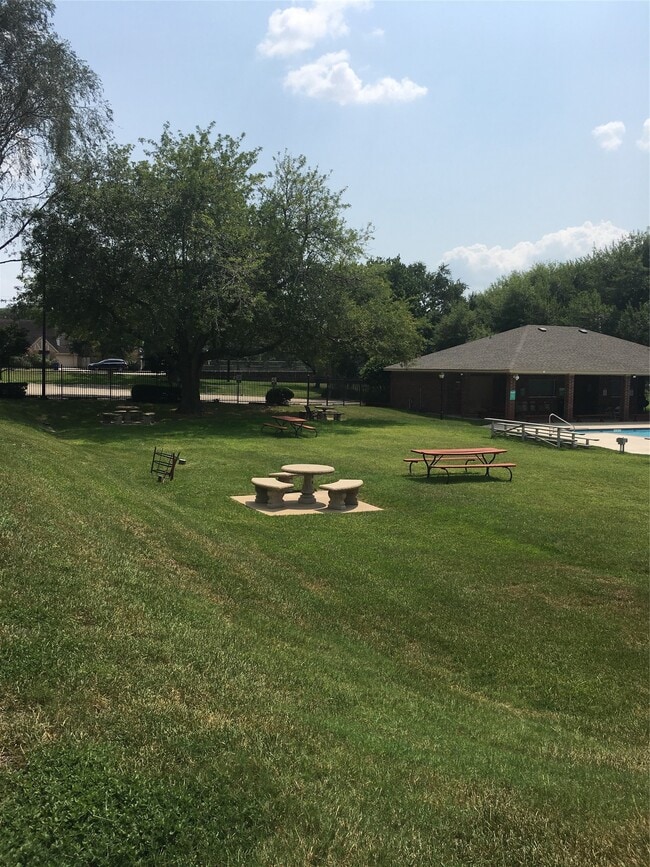 Building Photo - 3010 Beecave Dr