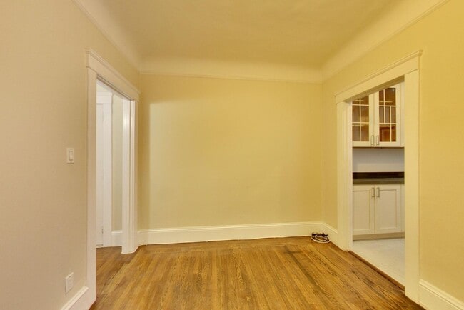 Building Photo - Parking! 2BR. Private Patio!  DISHWASHER! On-Site LAUNDRY! HARDWOOD!