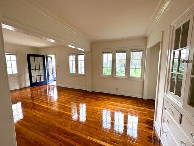 Primary Photo - 1417 Bank St