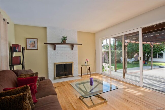 Living room 3 view to yard - 20322 Roscoe Blvd