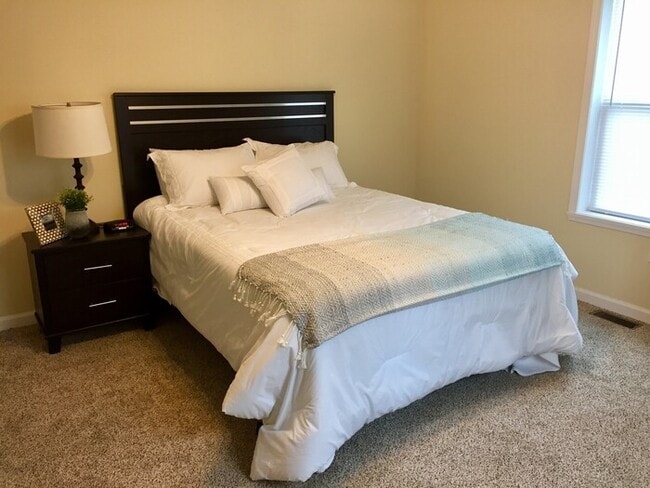 Building Photo - Make yourself at home in this cozy two-bedroom south side apartment! Perfect for relaxing and unw...