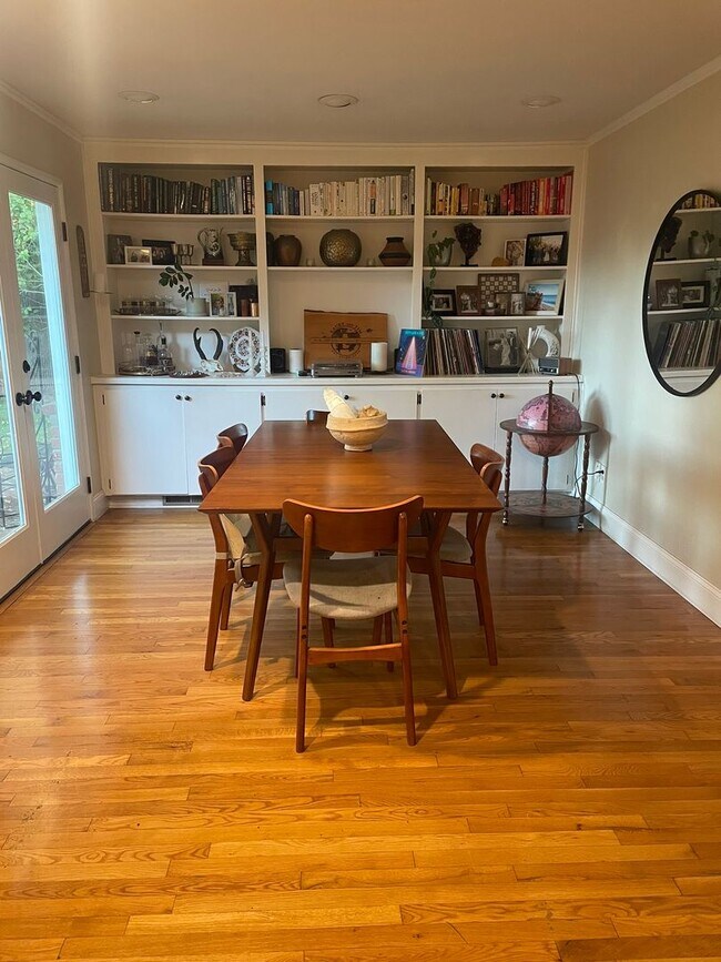 Building Photo - Charming 3 bedroom home in quiet neighborr...