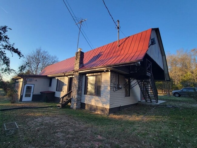 Building Photo - FOR LEASE - 3 Bed, 2 Bath, SINGLE-FAMILY HOME ON 5 ACRES IN LEBANON!