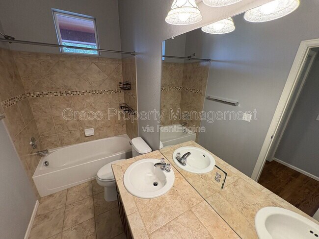 Building Photo - 222 Saxony Rd