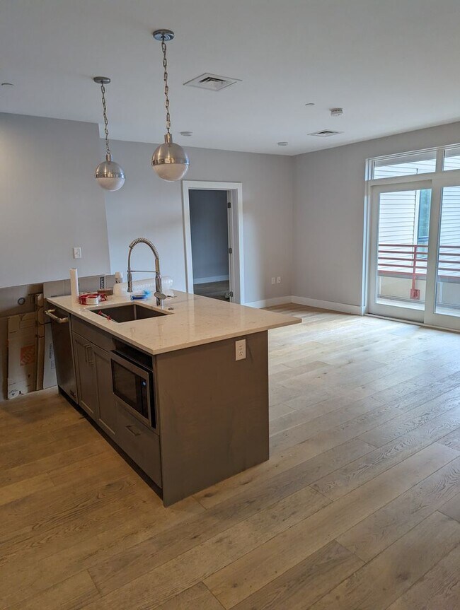 Building Photo - Brighton luxury 2 bedroom 2 bath with parking for January 1