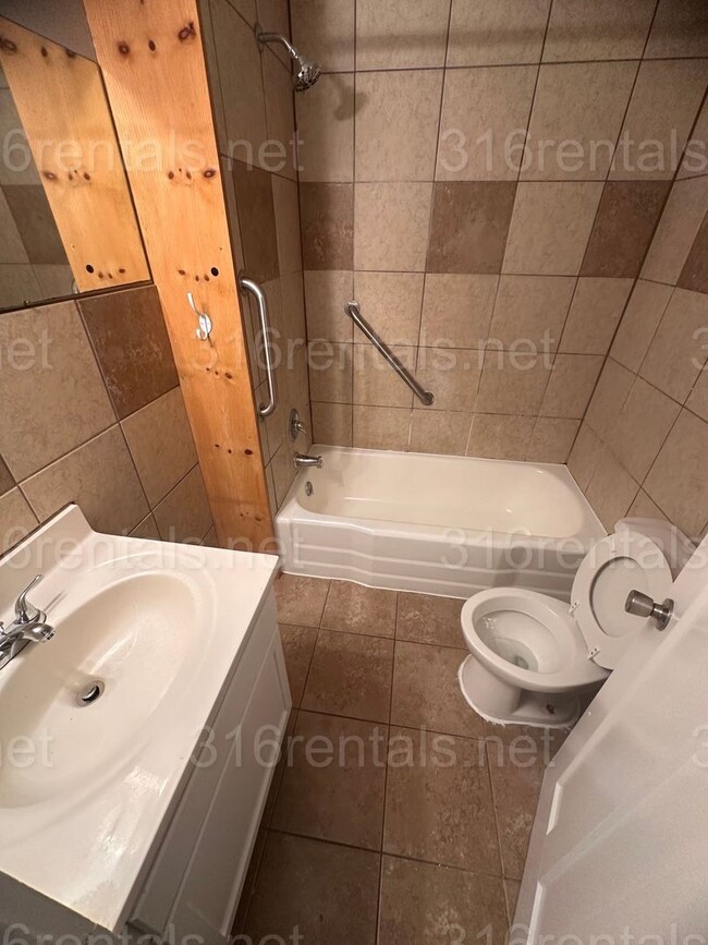 Building Photo - $775 - 2 bedroom / 1 bathroom - Single Fam...