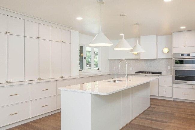 Building Photo - 884 Shrewsbury Ln