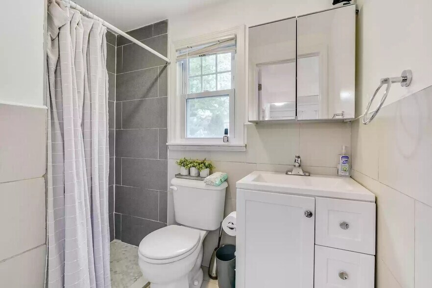 Building Photo - 86 Tulip St