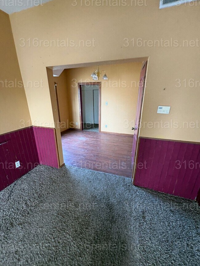 Building Photo - $775 - 2 bed 2 bath - Single Family Home