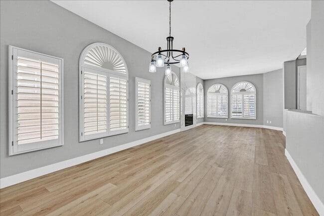 Building Photo - Fully remodeled 5 bed plus Loft / 4.5 bath...