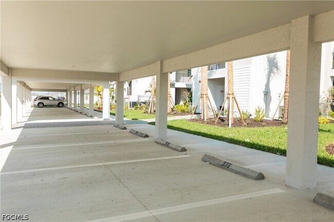Building Photo - 15375 Grn Acrs Ave