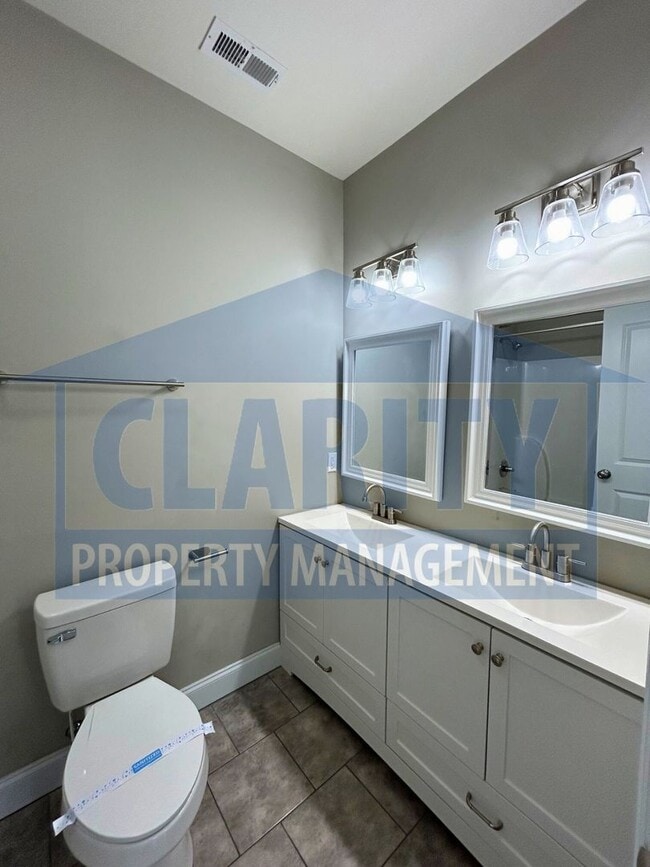 Building Photo - Two bedroom Townhome!