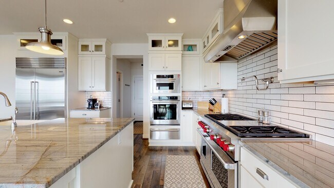 Building Photo - Issaquah highlands 5 bedroom plus Den and 5.5 bathroom newer home with a lot of amenities!!!  A m...