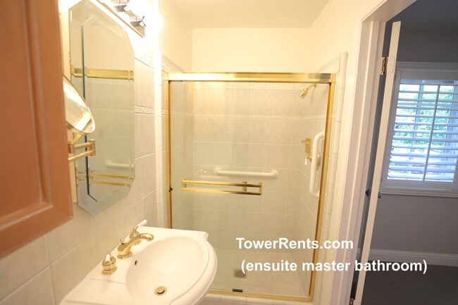 Building Photo - Santa Rosa: 3 bedroom, 2 1/2 bath Home wit...