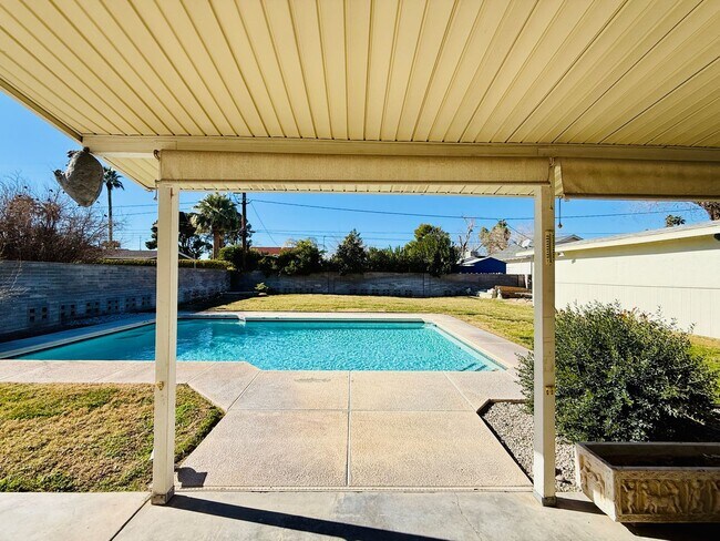 Building Photo - Classic McNeil Estates Ranch-style home-ALL UTILITIES, POOL AND LANDSCAPING INCLUDED WITH RENT!