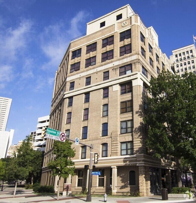 Building Photo - Beautiful 1 Bed- 1 Bath in Houston Place L...
