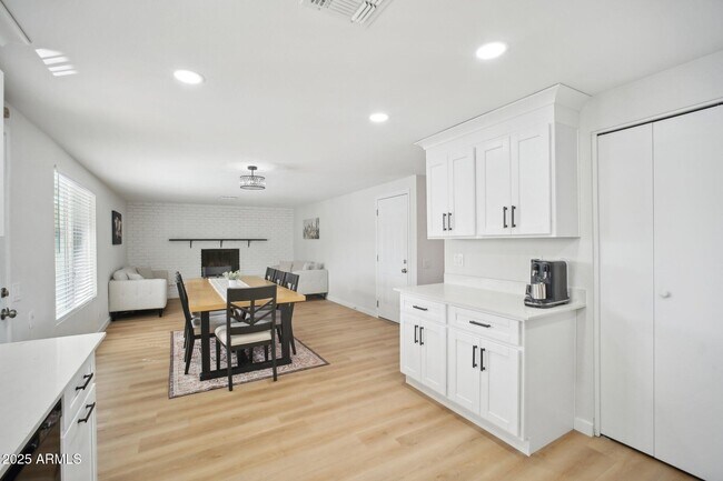 Building Photo - 6123 W Karen Lee Ln