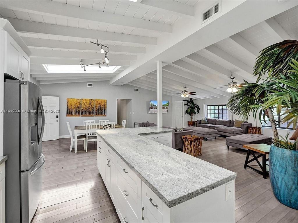 Building Photo - 2500 NE 19th St