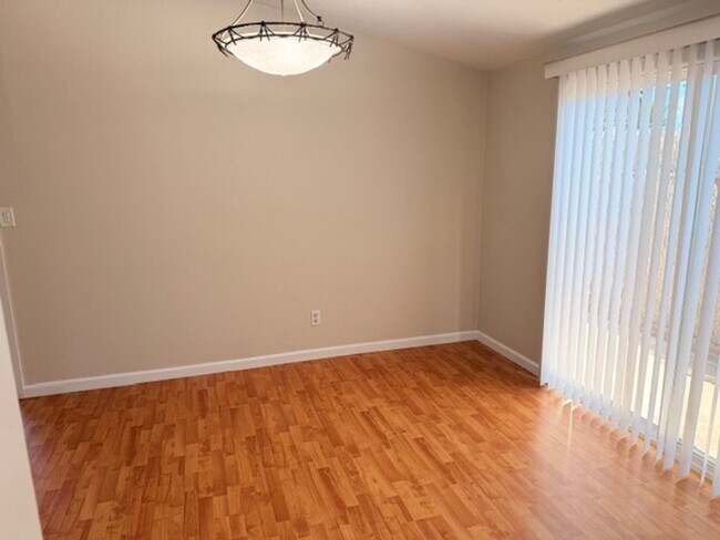 Building Photo - 3 bedroom 2 bath house for Lease