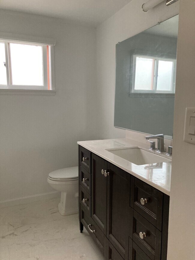 Building Photo - 905 California Ave