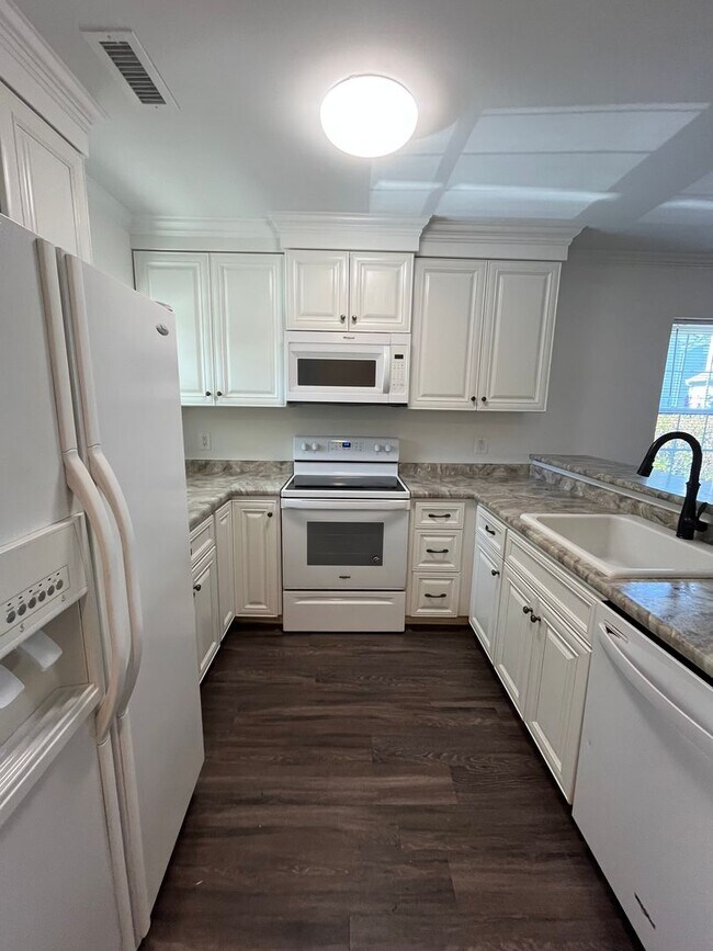 Building Photo - 154 Lullwater Dr