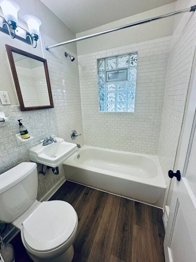 Building Photo - Elegant 2-Bedroom Single Family Home w/ Mo...