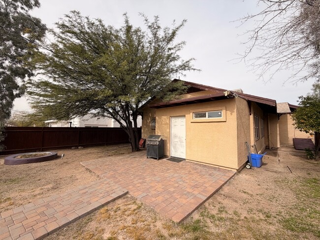 Building Photo - 1030 E 7th St