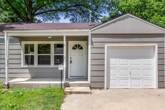 Building Photo - Three Bed for March move in!
