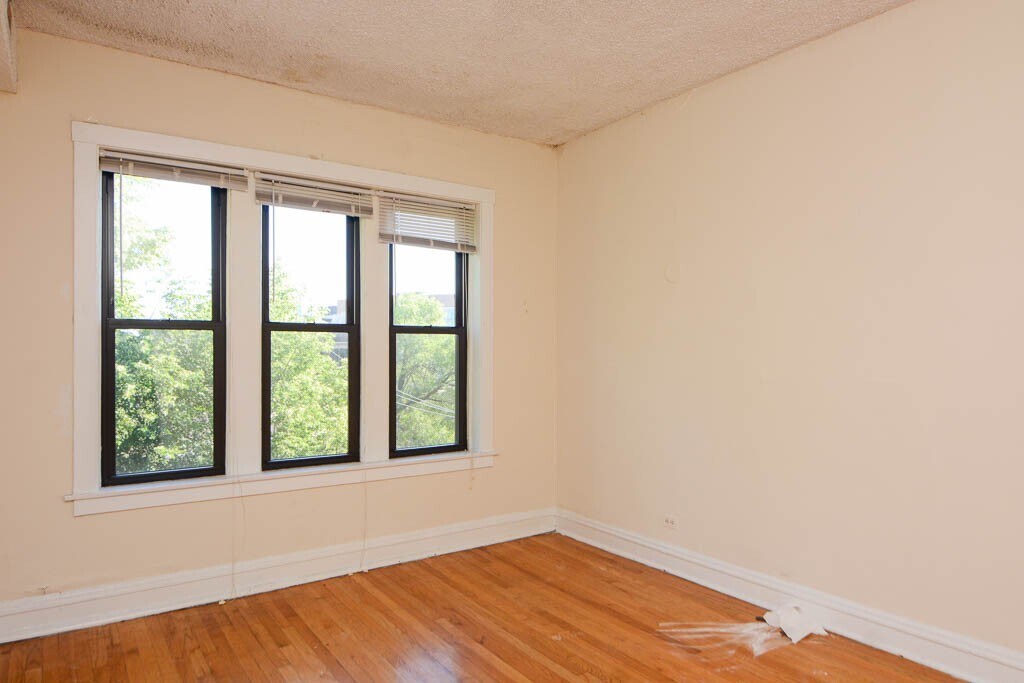Building Photo - 3523 N Racine Ave