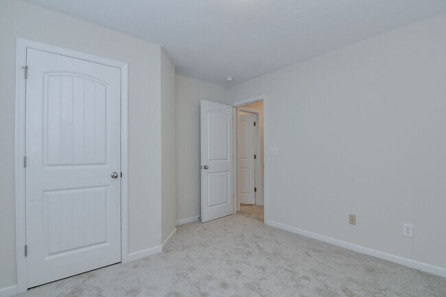 Building Photo - 703 Sycamore Ct