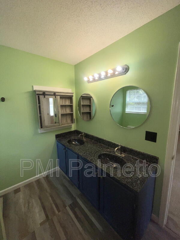 Building Photo - 116 S Mercer Dr