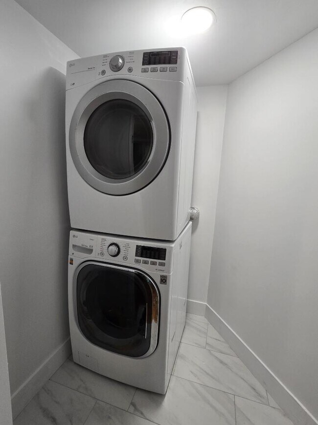 Building Photo - 1916 W Cambridge Ave