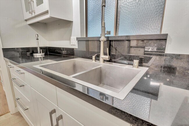 Building Photo - Hidden Gem at Saratoga Creekside – End Uni...
