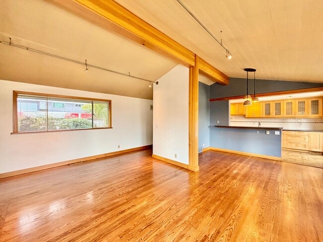 Building Photo - Stunning Mountain View Mid-Century Home in Prestigious Clyde Hill