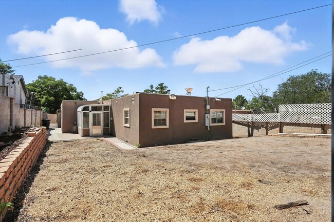 Building Photo - 1632 Columbia Dr SE