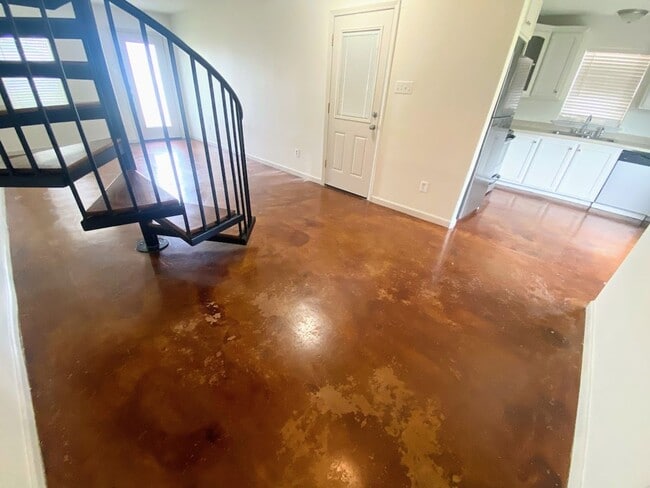 Building Photo - 2-Bed, 2.5-Bath Townhouse Near McNeese State University