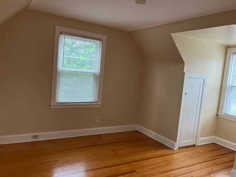 Bedroom #1 - 31 Linwood Ave