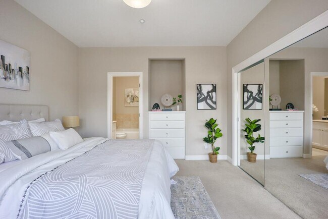 Building Photo - 492 Tyndall St