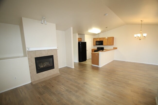 Building Photo - 3 Bedroom Eagle River Townhouse!