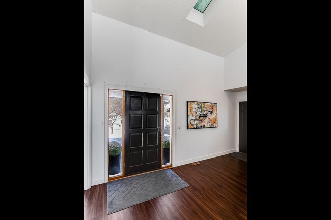 Building Photo - 3000 Pilgrim Ln N