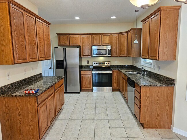 Building Photo - Beautiful 4 bedroom, 2.5 bath home in the ...