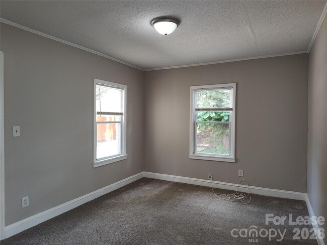 Building Photo - 1405 Shamrock Dr